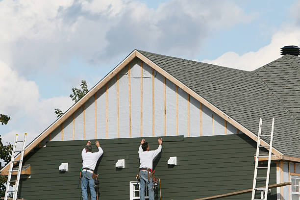 Professional Siding Contractor technician working in Lakewood, OH
